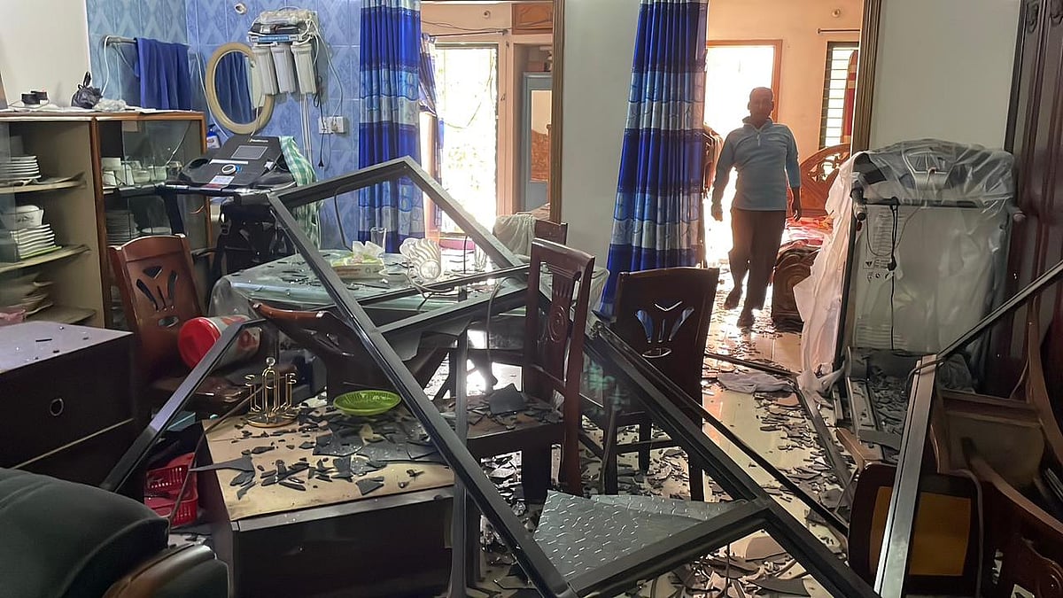 বিস্ফোরণে লন্ডভন্ড হয়ে যাওয়া ভবনের একটি কক্ষ। আজ সকালে নগরের হালিশহরে