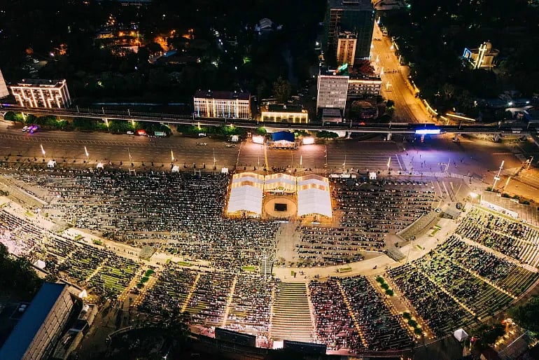রাজধানী আদ্দিস আবাবার ‘মেসকেল স্কয়ারে’ হাজারো মানুষ একসঙ্গে ইফতার করেন