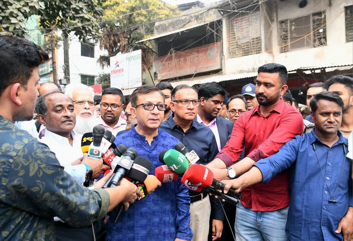 বাণিজ্যমন্ত্রী খন্দকার আব্দুল মুক্তাদির আজ সোমবার দুপুরে রাজধানীর মোহাম্মদপুর টাউন হল কাঁচাবাজার পরিদর্শন করেন