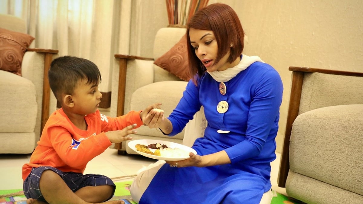 খাবার খাওয়ার জন্য যেমন জোরাজুরি করা ঠিক নয়, তেমনি অসময়ে খাবার চাইলে ধমকানোও উচিত নয়