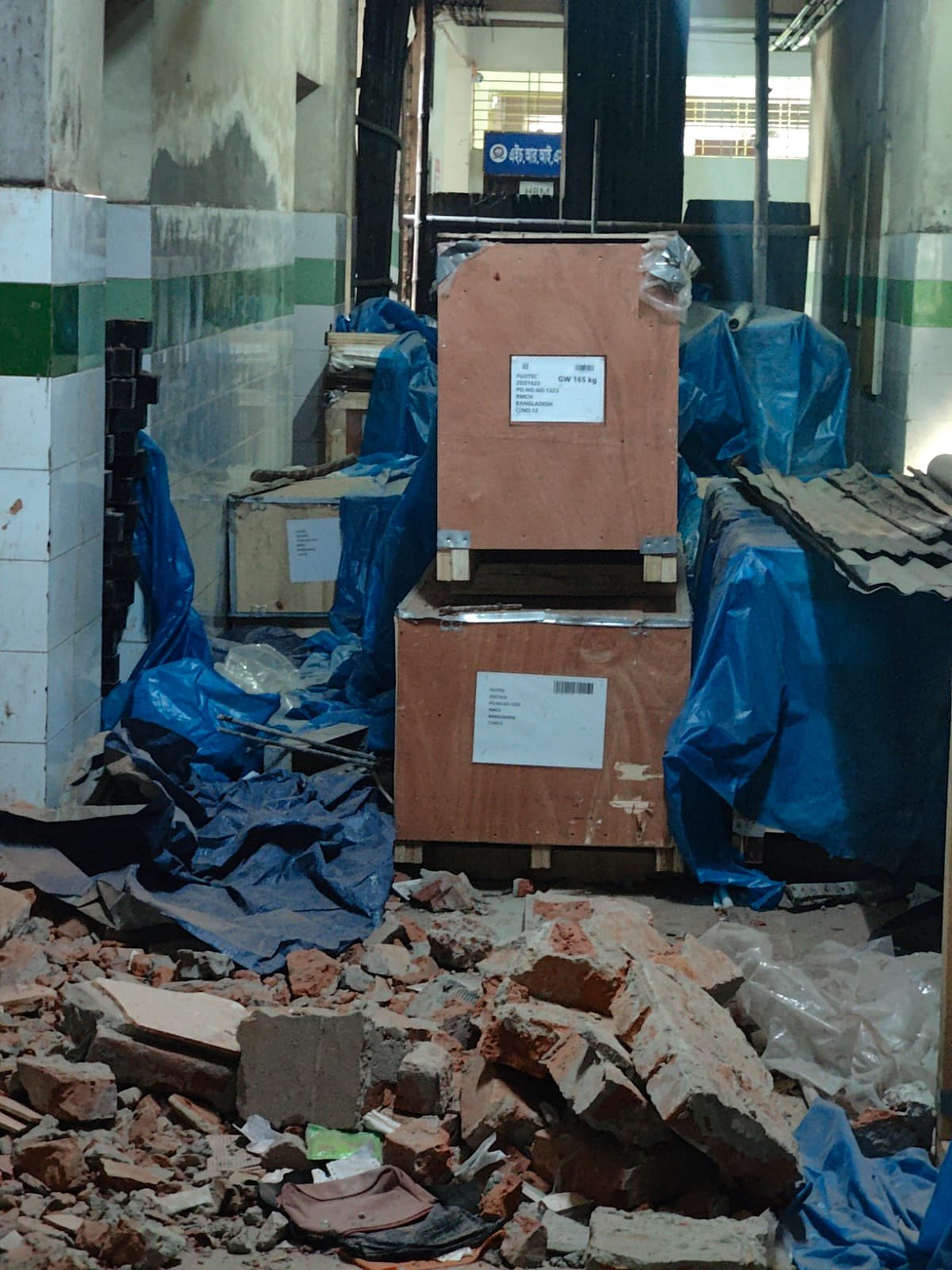 রাজশাহী মেডিকেল কলেজ হাসপাতালের আইসিইউ ইউনিটের জন্য নিয়ে আসা এবারের লিফটও গ্রহণ করেনি কর্তৃপক্ষ। গত ২ অক্টোবর থেকে লিফটটি হাসপাতালের ভেতর পড়ে আছে