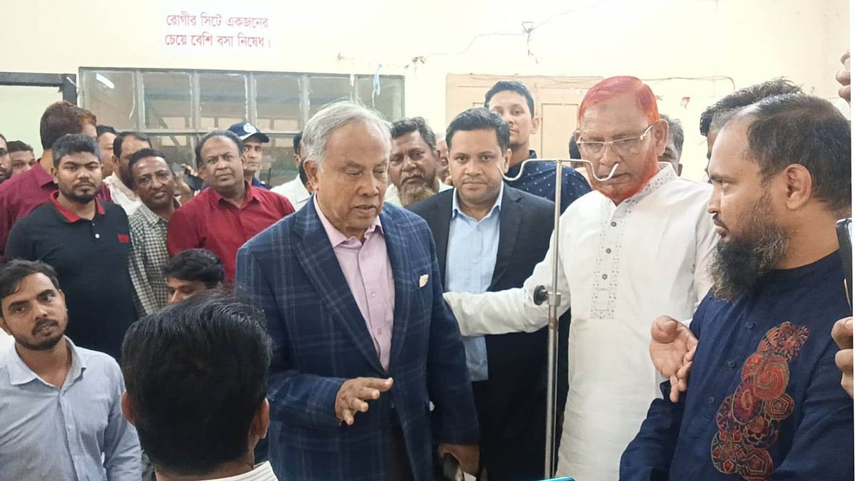 হাসপাতাল পরিদর্শনে চট্টগ্রাম-১৩ আসনের সংসদ সদস্য সরওয়ার জামাল নিজাম। গতকাল দুপুরে