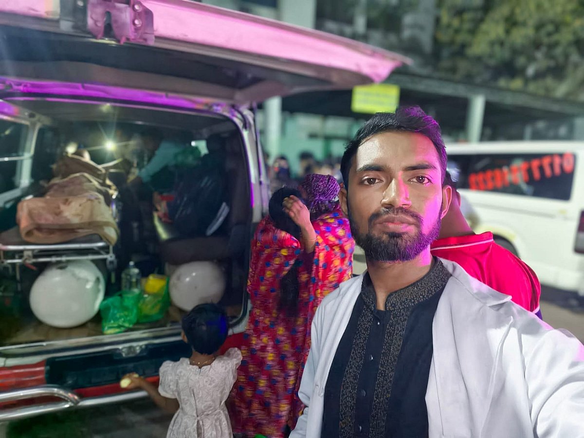 অনেক চেষ্টা করে ঢাকা মেডিকেল কলেজ হাসপাতালে গুরুতর অসুস্থ জাহাঙ্গীর আলমের জন্য একটি আইসিইউ শয্যা জোগাড় করতে পারেননি সেখানকার শিক্ষার্থী আলফাজ হোসেন। জাহাঙ্গীর আলমের মৃত্যুর পর লাশ অ্যাম্বুলেন্সে তোলা হলে সেই ছবি ফেসবুকে দিয়ে আবেগঘন একটি পোস্ট দেন তিনি    