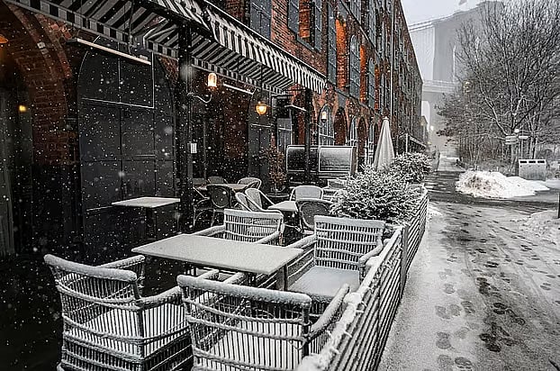 তুষারঝড়ের বরফে ঢেকে গেছে রেস্তোরাঁর চেয়ার। যুক্তরাষ্ট্রের নিউইয়র্ক সিটির ব্রুকলিন এলাকায়