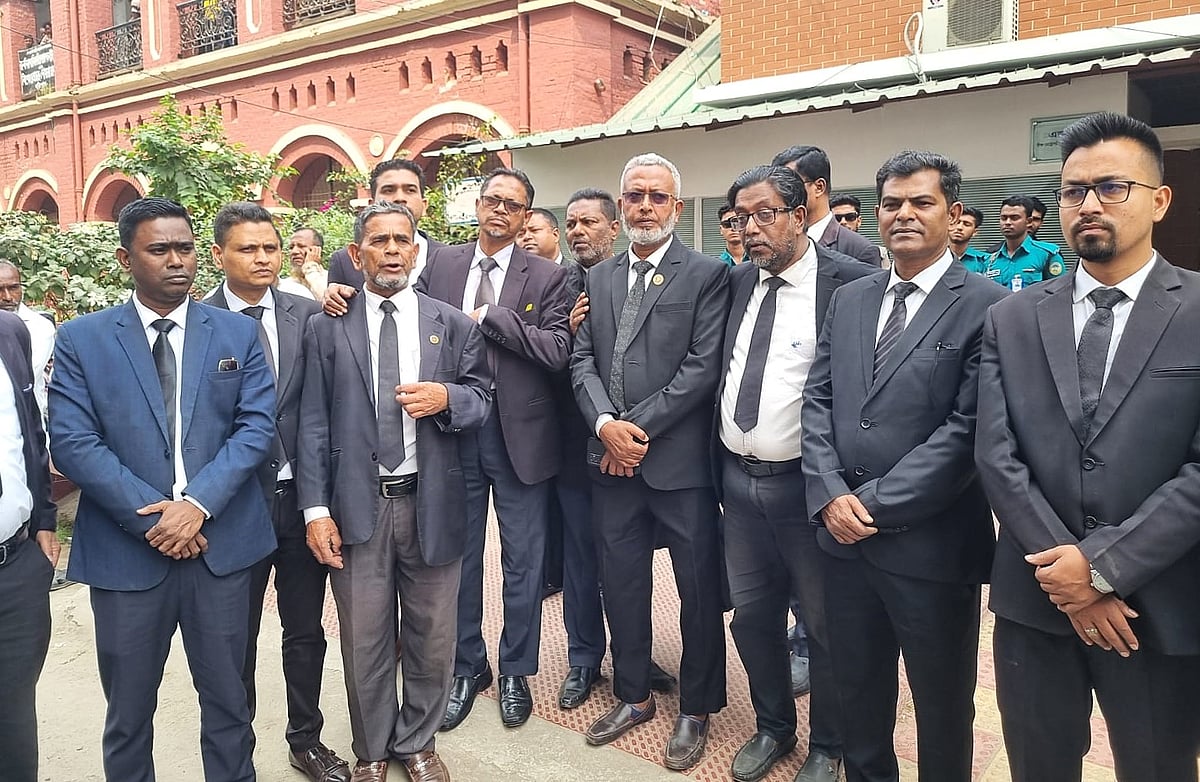 বরিশাল চিফ মেট্রোপলিটন আদালতের সামনে অবস্থান নিয়ে বিক্ষোভ করেন আইনজীবীরা। আজ মঙ্গলবার দুপুরে