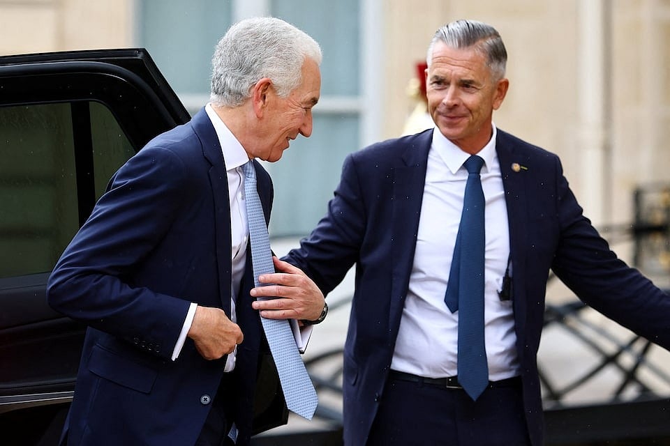 এলিসি প্যালেসে ‘কোয়ালিশন অব দ্য উইলিং’–এর শীর্ষ সম্মেলনের দিন হেঁটে যাচ্ছেন ফ্রান্সে নিযুক্ত যুক্তরাষ্ট্রের রাষ্ট্রদূত চার্লস কুশনার (বাঁ)। ৪ সেপ্টেম্বর, ২০২৫। প্যারিস, ফ্রান্স