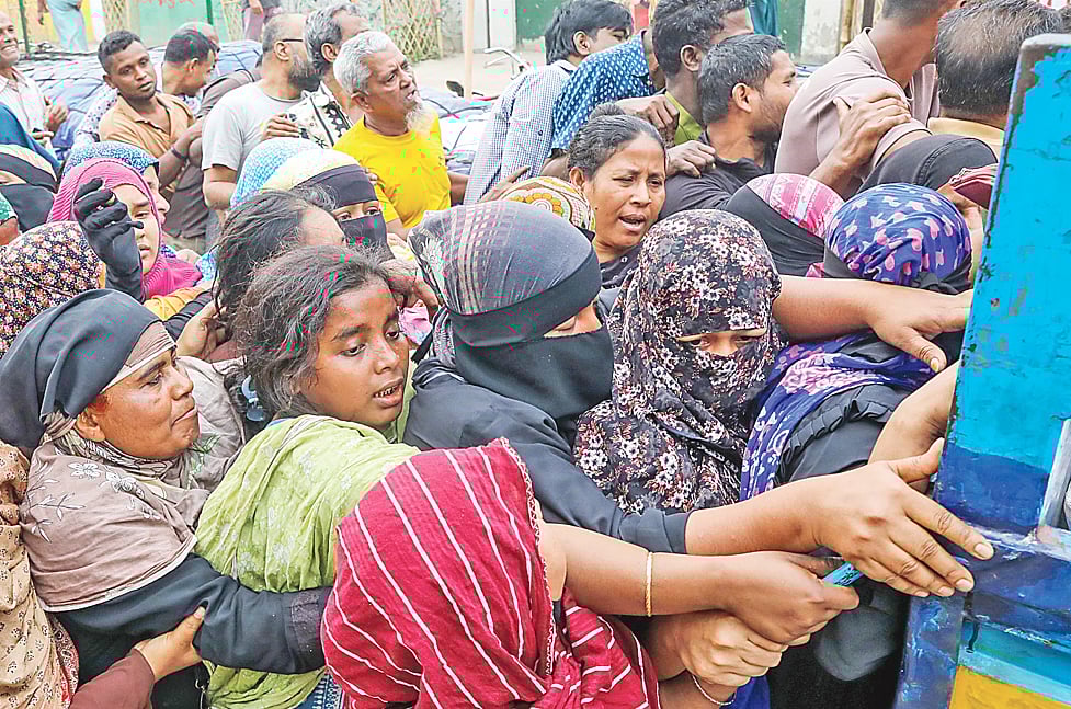 রাজধানীর উত্তরার ১২ নম্বর সেক্টরে টিসিবির ট্রাক এলে ভিড় করেন নারী–পুরুষেরা