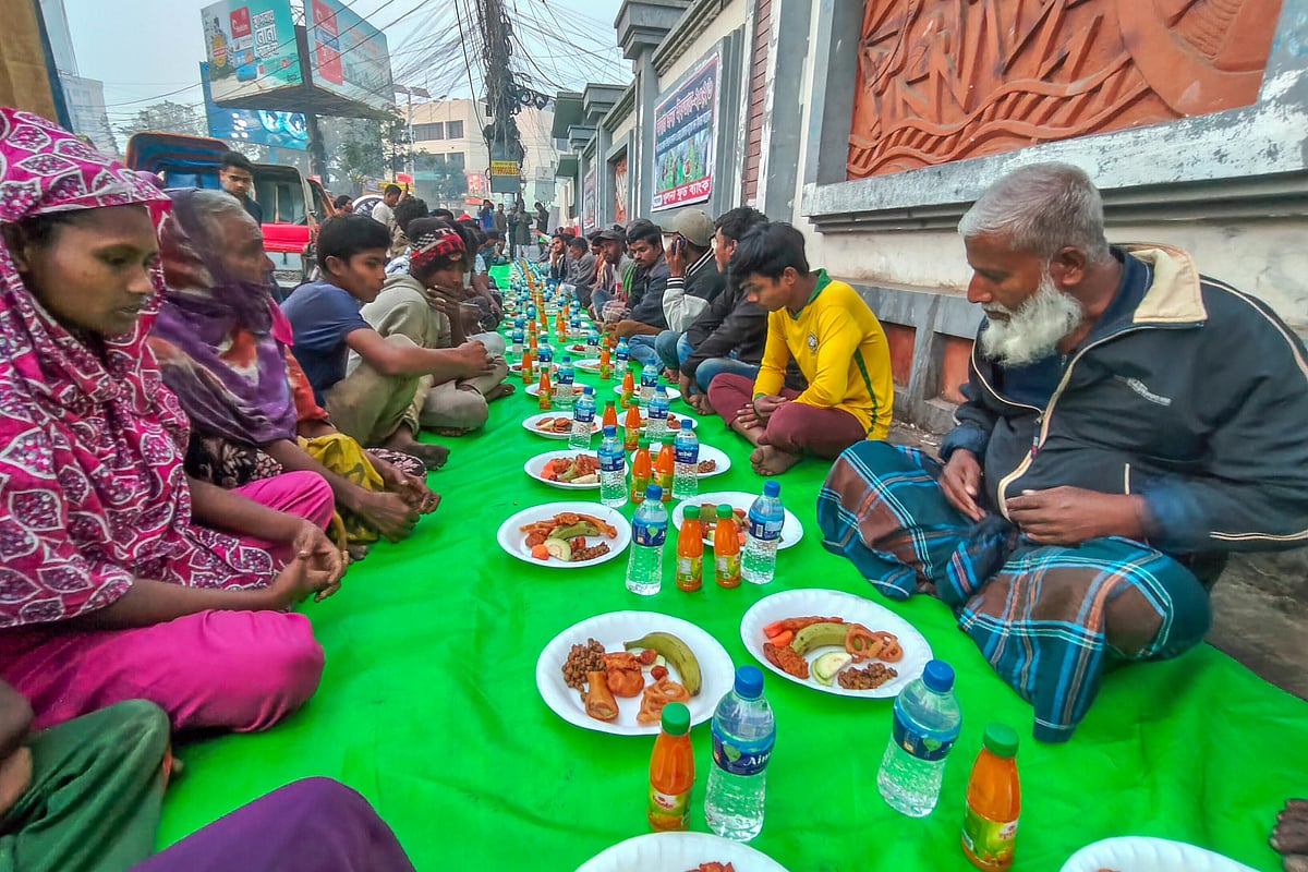 প্রতিবছরের মতো খুলনা ফুড ব্যাংক আয়োজন করে পথচারীদের ইফতারের। খুলনা নগরের ব্যস্ততম শিববাড়ী মোড়ে মঙ্গলবার ১২০ জনের ইফতারের আয়োজন করা হয়