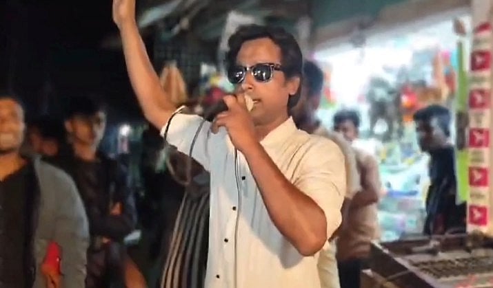 কুষ্টিয়ার কুমারখালীর চৌরঙ্গী বাজারে সোমবার রাতে এক সংক্ষিপ্ত সভায় বক্তব্য দেন স্বেচ্ছাসেবক দলের নেতা রিপন হোসেন