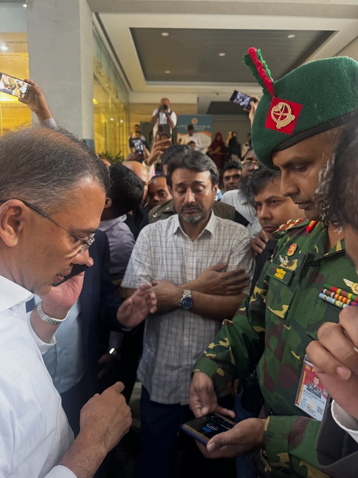 সচিবালয়ের কর্মচারী খন্দকার শামীম ছেলে অপহৃত হওয়ার খবর শুনে কাঁদতে কাঁদতে প্রধানমন্ত্রীর দপ্তরে ঢোকেন। তাঁর কাছে খবর শুনে পুলিশকে ফোন করে দ্রুত ব্যবস্থা নিতে নির্দেশ দেন প্রধানমন্ত্রী তারেক রহমান