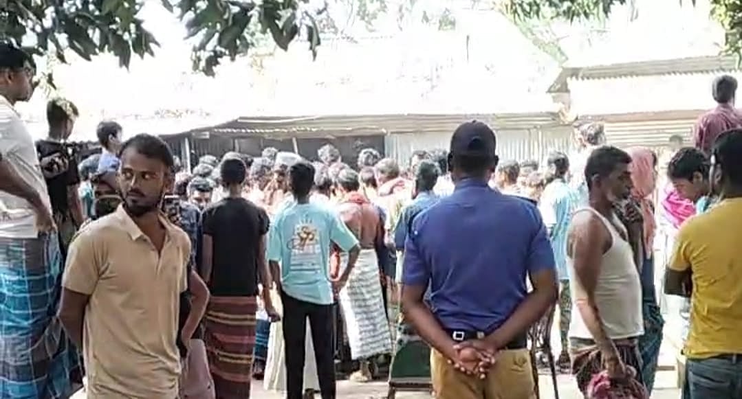 মাংস ও জবাইয়ের সরঞ্জাম রেখে পালিয়ে যান অভিযুক্ত কসাই। আজ সকালে জামালপুরের দেওয়ানগঞ্জ উপজেলার চর আমখাওয়া ইউনিয়নের মৌলভীরচর বাজারে