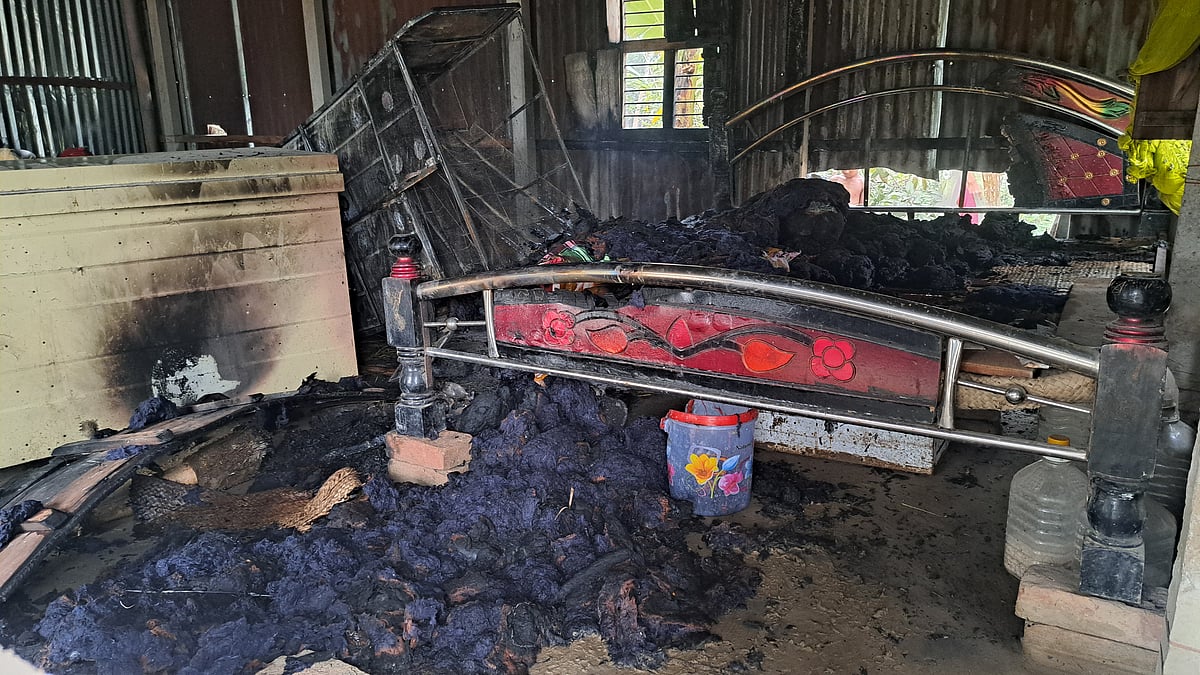 হত্যার ঘটনায় অভিযুক্ত এক ব্যক্তির বাড়িতে আগুনে ক্ষতিগ্রস্ত আসবাব। আজ সকালে রাজবাড়ী সদর উপজেলার বেথুলিয়ায়