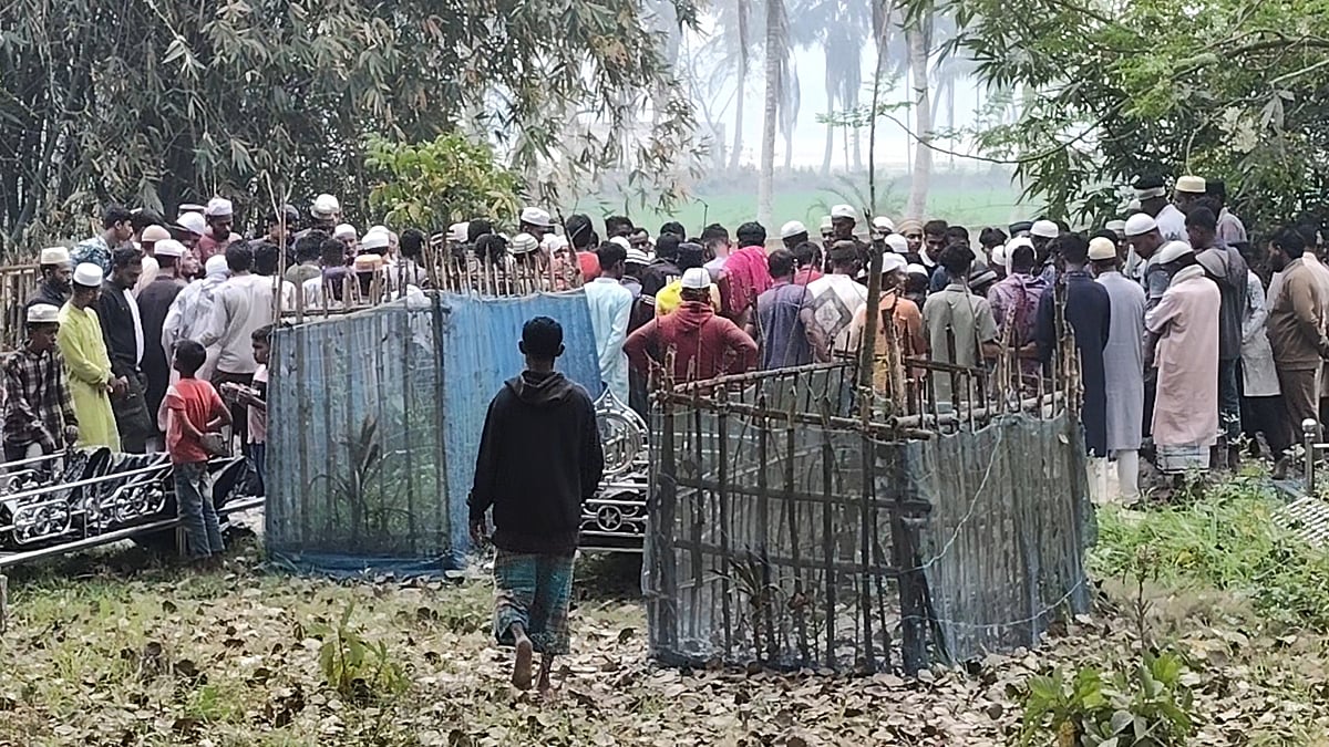 নড়াইল সদর উপজেলায় আধিপত্যের জেরে নিহত তিনজনের মরদেহ সিঙ্গা এলাকায় দাফন করা হয়েছে। মঙ্গলবার বিকেলে