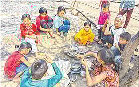 অনিশ্চয়তায়ও ঘুরে দাঁড়ানোর চেষ্টা