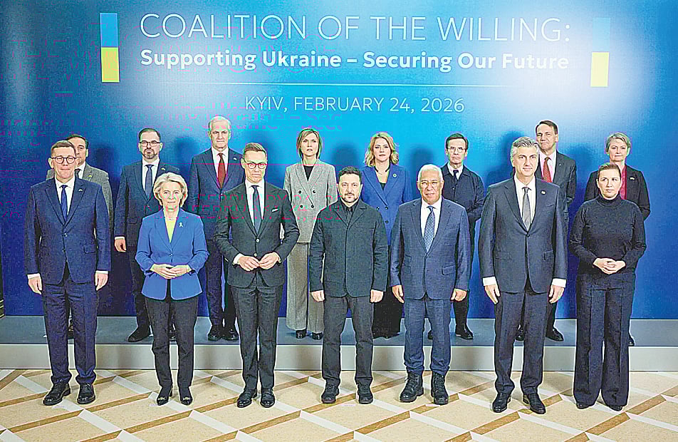 যুদ্ধ শুরুর চার বছর পূর্তিতে ইউক্রেনের প্রতি সমর্থন জানাতে যৌথ বৈঠকের আগে একসঙ্গে ইইউ নেতারা। আছেন ইউক্রেনের প্রেসিডেন্ট ভলোদিমির জেলেনস্কিও। গতকাল কিয়েভে