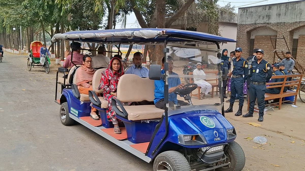 কারাগারের মূল ফটক থেকে সাক্ষাৎ কক্ষ পর্যন্ত বন্দীর স্বজনদের স্বাচ্ছন্দ্যে যাতায়াতের জন্য গলফ কার সেবা চালু করা হয়েছে। আজ মঙ্গলবার গাজীপুরের কাশিমপুর কেন্দ্রীয় কারাগারে