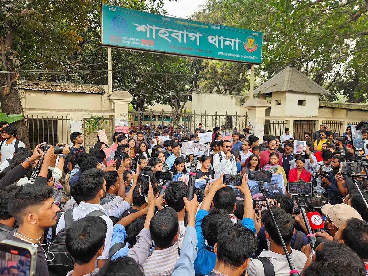 রাজধানীর শাহবাগ থানার সামনে অবস্থান কর্মসূচি পালন করেছেন ঢাকা বিশ্ববিদ্যালয়ের শিক্ষার্থীরা