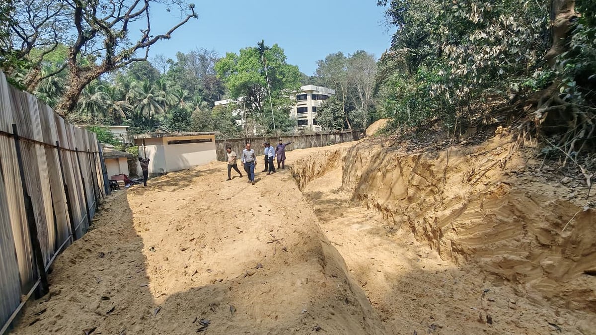 চট্টগ্রাম নগরের জয় পাহাড় আবাসিক এলাকায় পাহাড় কাটার খবর পেয়ে ঘটনাস্থলে পরিবেশ অধিদপ্তরের দল। গতকাল সকালে