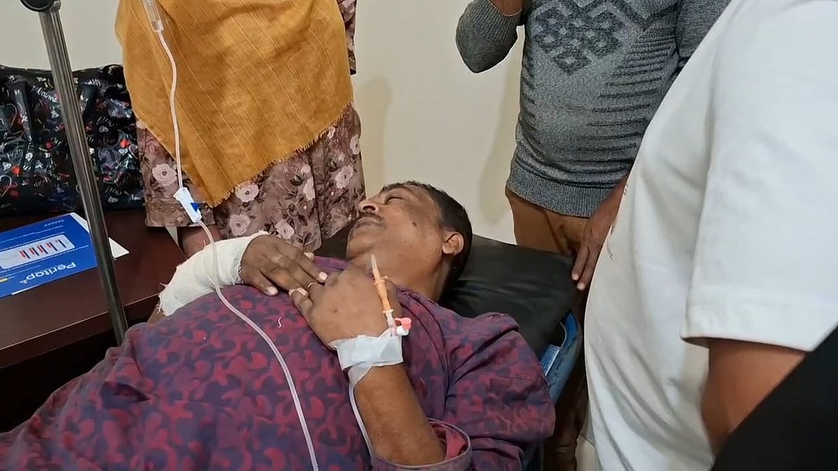 আহত প্রধান শিক্ষক নুরুল আমীন রতন। মঙ্গলবার শরীয়তপুর শহরের একটি বেসরকারি হাসপাতালে