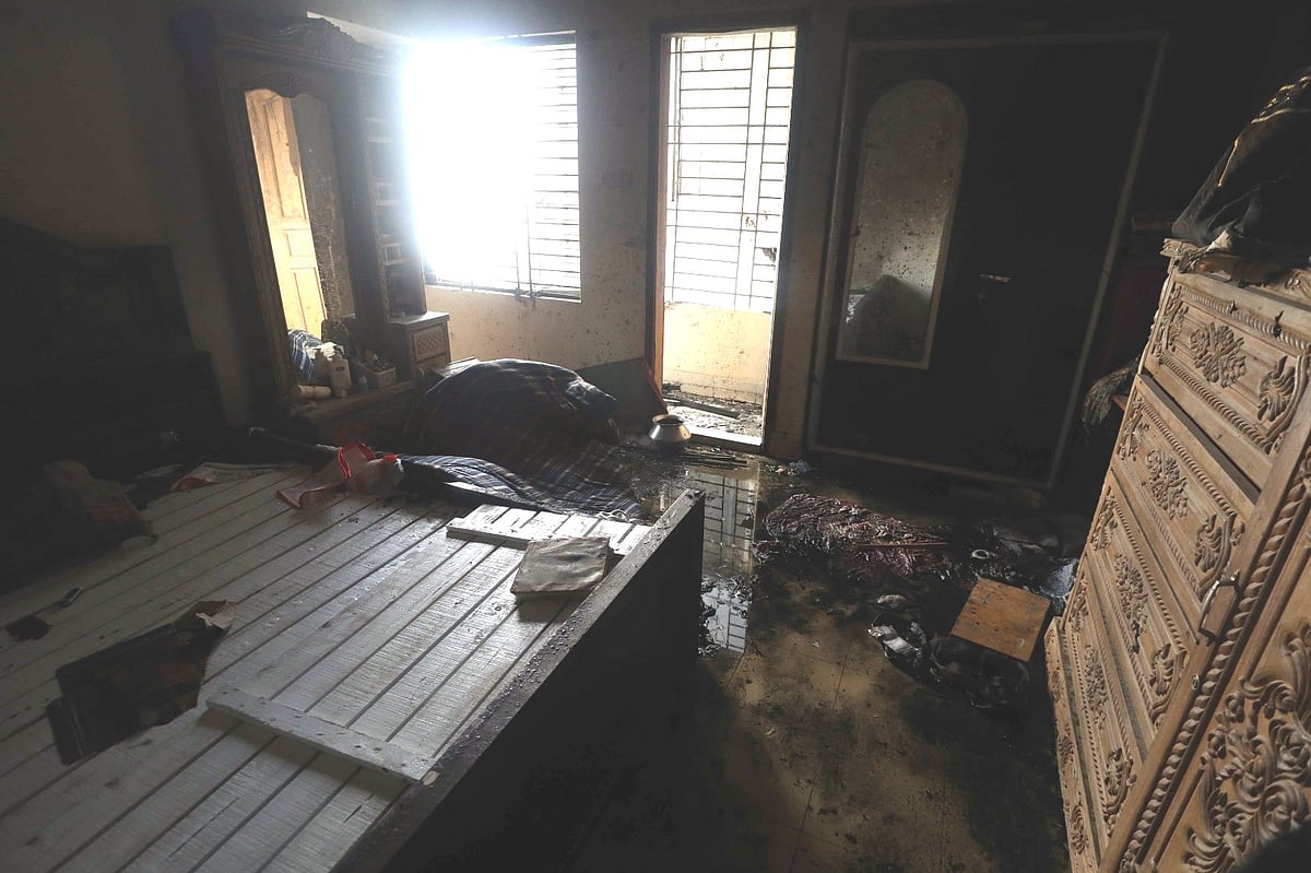 চট্টগ্রামের হালিশহরে বিস্ফোরণে ক্ষতিগ্রস্ত ফ্ল্যাট। গতকাল দুপুরে তোলা