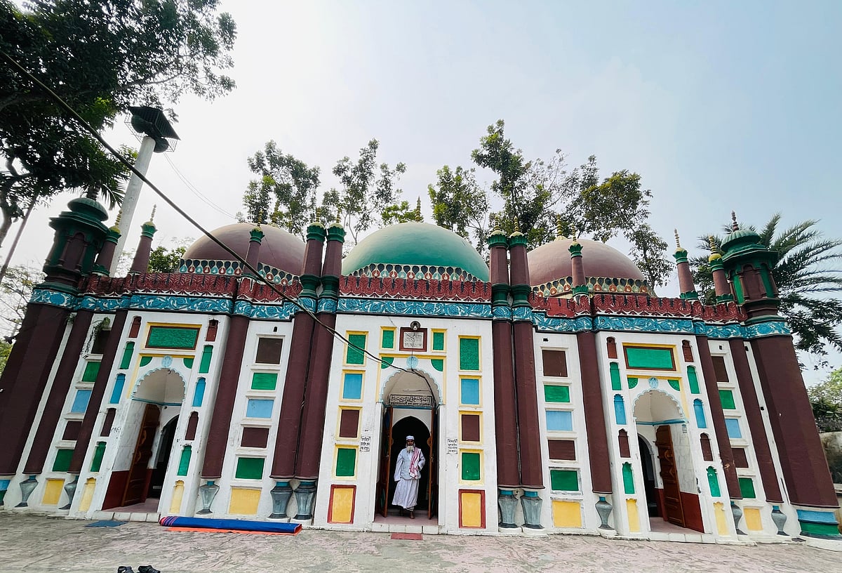 কুমিল্লার বরুড়া উপজেলার ভাউকসার গ্রামের তিন গম্বুজ মসজিদটি স্থাপত্যশৈলীর এক অনন্য নিদর্শন। গত সোমবার দুপুরে