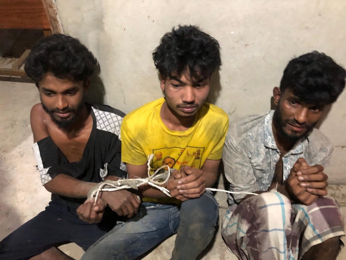 ব্যাটারিচালিত অটোরিকশা ছিনতাইয়ের সময় পুলিশের হাতে গ্রেপ্তার তিন ছিনতাইকারী। গতকাল রাতে চট্টগ্রামের আনোয়ারা থানায়