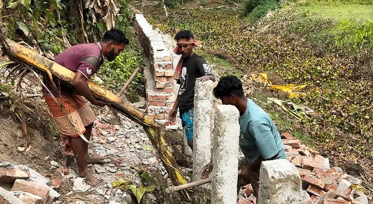 মাদারীপুরে একটি নির্মাণাধীন সড়কের সীমানাপ্রাচীরে ইটের গাঁথুনির নিচে দেওয়া হয় আস্ত কলাগাছ। সম্প্রতি শিবচর উপজেলার শিরুয়াইল ইউনিয়ন ৭ নম্বর ওয়ার্ড চরকাকইর চৌরাস্তা মোড় এলাকায়