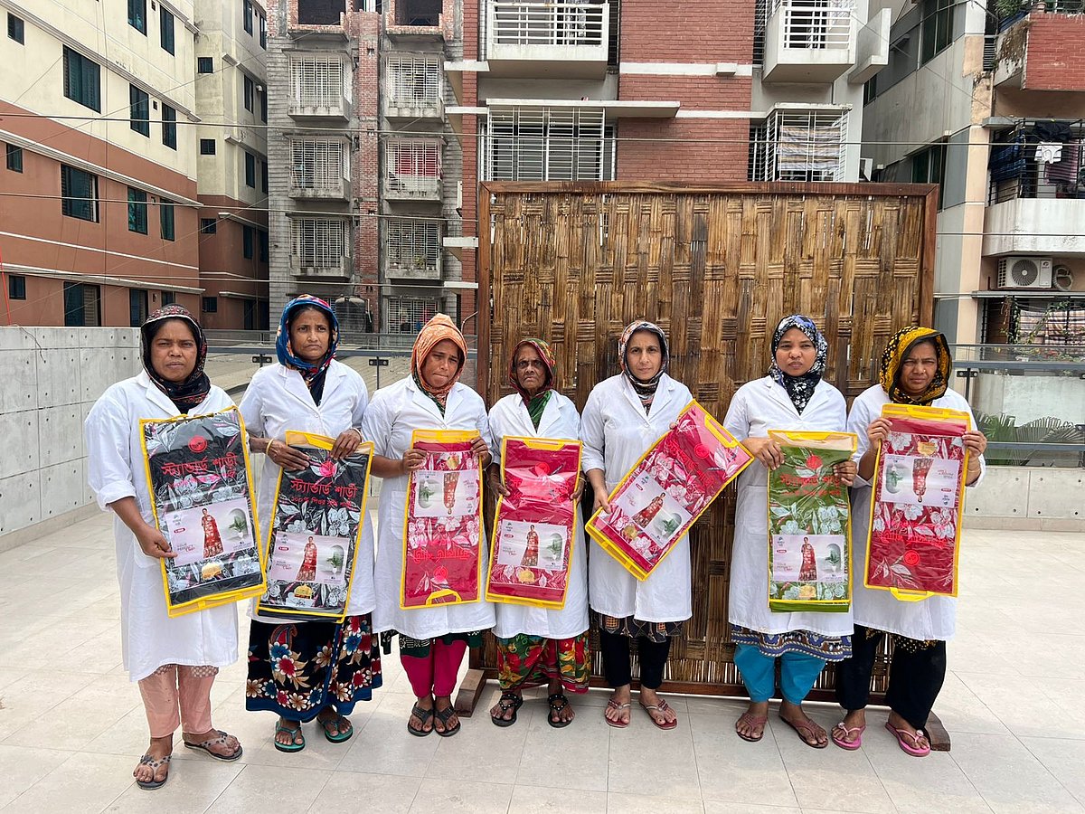 প্রথম আলোয় প্রতিবেদন প্রকাশিত হওয়ার পর রিভার ফিশের এই নারী কর্মীকে ঈদ উপহার দেওয়া হয়। আজ মঙ্গলবার রাজধানীতে রিভার ফিশের কার্যালয়ে