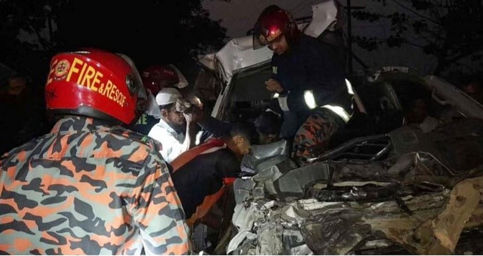 দুর্ঘটনাকবলিত মাইক্রোবাস। গতকাল ভোরে দাউদকান্দি উপজেলার মালিখিল এলাকায়