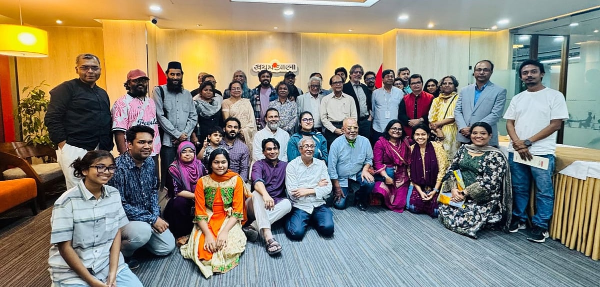 প্রথম আলো কার্যালয়ে এক সংক্ষিপ্ত মতবিনিময়ে প্রদর্শনী নিয়ে শিল্পী, স্থপতি, সাহিত্যিকসহ বিদগ্ধজনেরা নিজেদের অনুভূতি প্রকাশ করেন। ২৪ ফেব্রুয়ারি