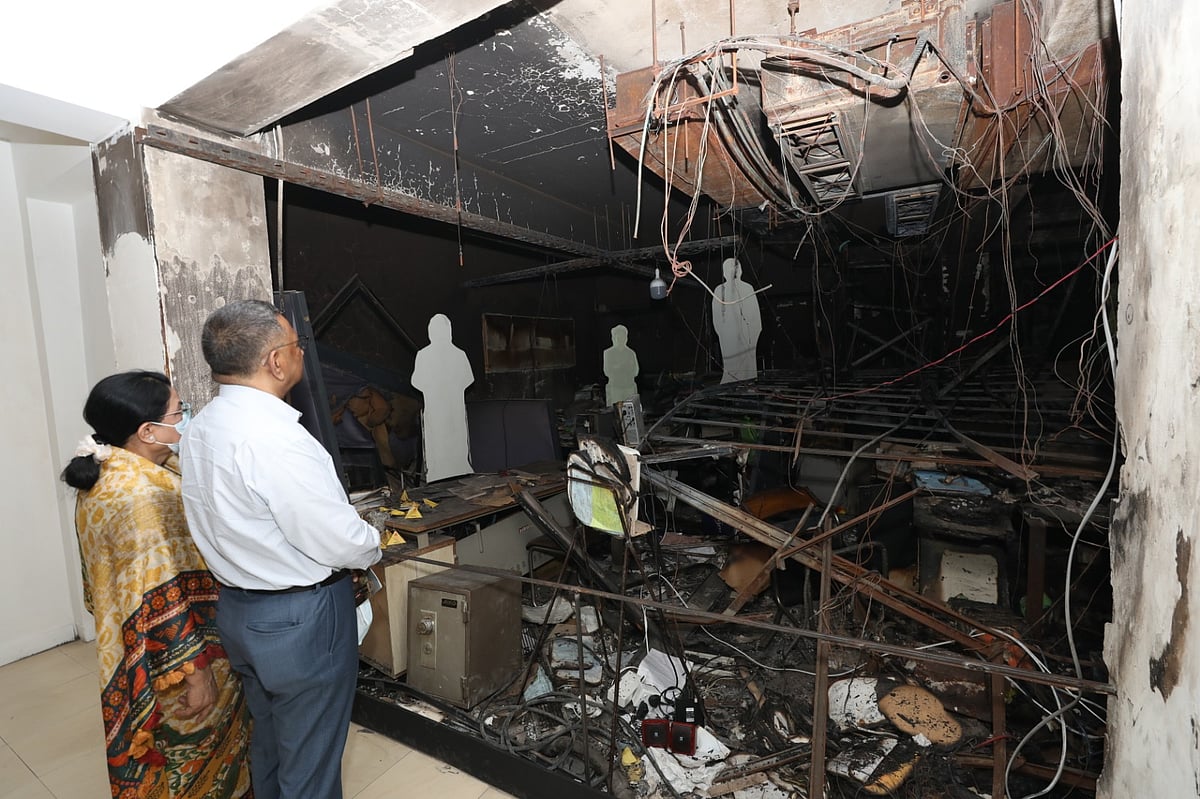 প্রথম আলো ভবনে আয়োজিত শিল্পকর্ম প্রদর্শনী ‘আলো’ দেখছেন দর্শনার্থীরা। আজ মঙ্গলবার দুপুরে