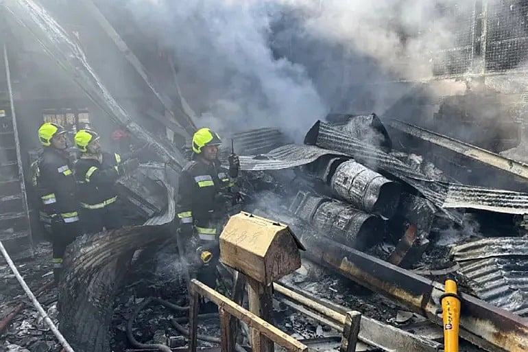 ইরানের ইসফাহান প্রদেশের দোরচেহ এলাকায় সেনাবাহিনীর একটি হেলিকপ্টার বিধ্বস্ত হওয়ার পর উদ্ধারকাজ করছেন কর্মকর্তারা