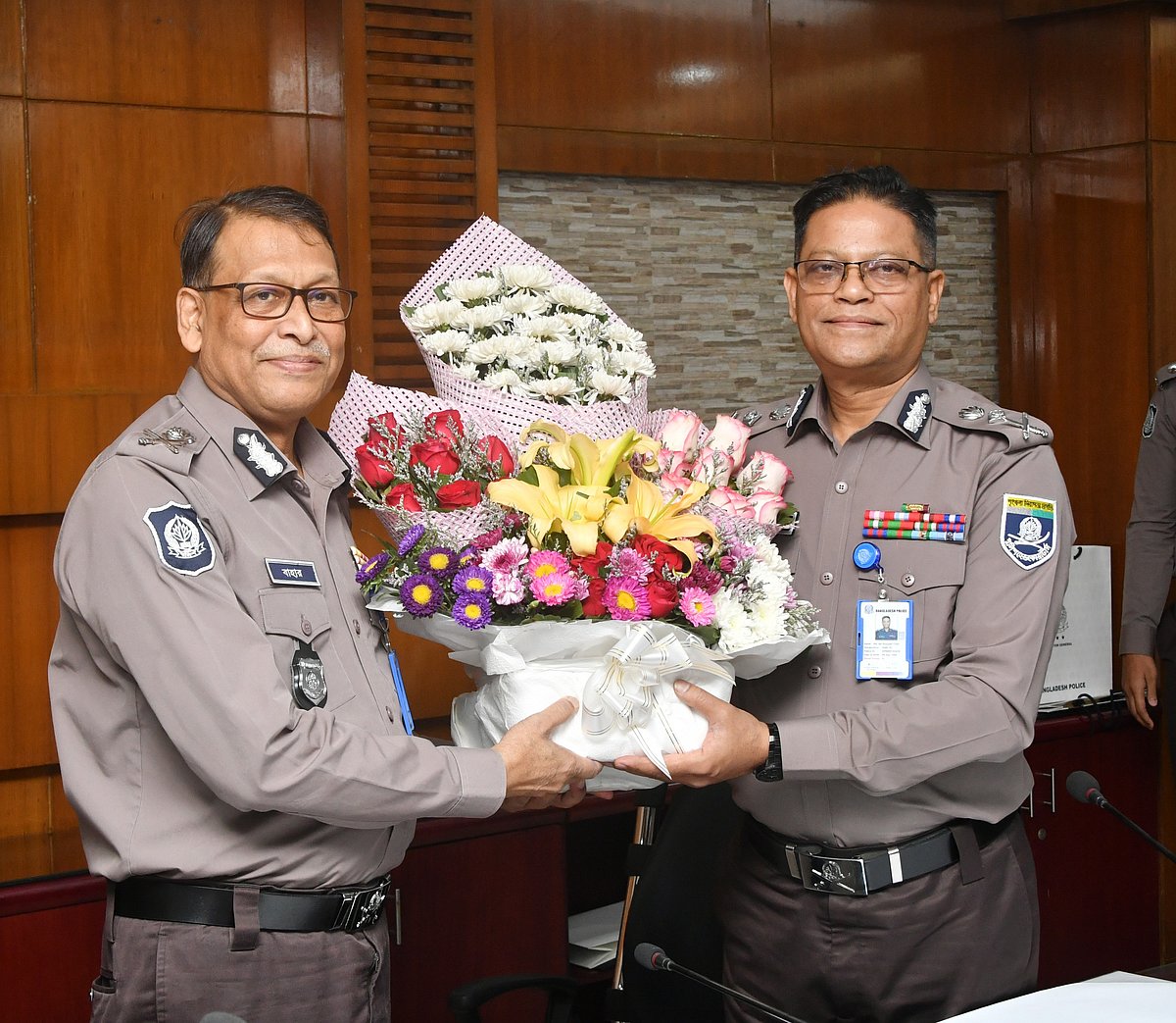 বিদায়ী আইজিপি বাহারুল আলম ও নতুন আইজিপি আলী হোসেন ফকির (ডানে)