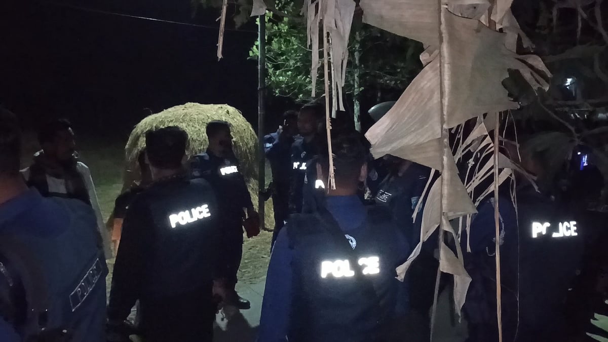 মাদারীপুরে আধিপত্য বিস্তারকে কেন্দ্র করে দুই পক্ষের মধ্যে টর্চলাইট জ্বালিয়ে সংঘর্ষের খবর পেয়ে পুলিশ ছুটে আসে। বুধবার রাতে সদর উপজেলার মস্তফাপুর ইউনিয়নের বালিয়া এলাকায়