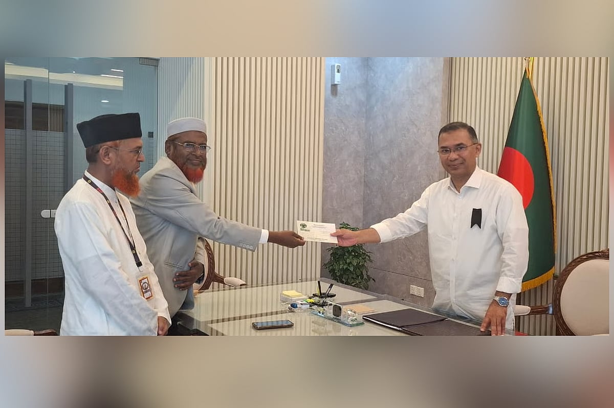 প্রধানমন্ত্রীর কার্যালয়ে গিয়ে তারেক রহমানের কাছে দাওয়াতপত্র হস্তান্তর করেন জামায়াতের সেক্রেটারি জেনারেল মিয়া গোলাম পরওয়ার। ঢাকা, ২৫ ফেব্রুয়ারি ২০২৬