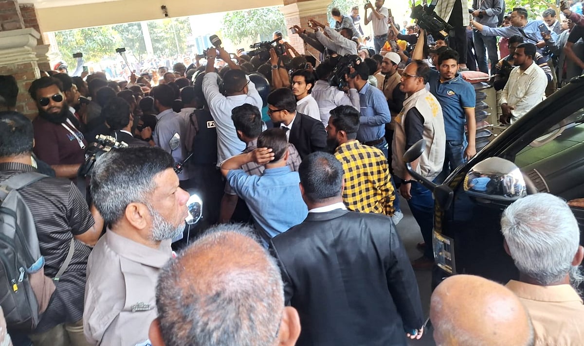 বরিশাল জেলা আইনজীবী সমিতির সভাপতি সাদিকুর রহমানকে আটক করার প্রতিবাদে বিক্ষোভ করেন বিএনপিপন্থী আইনজীবীরা। বুধবার দুপুরে