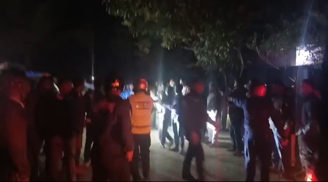 পঞ্চগড় সদর উপজেলা হাফিজাবাদ ইউনিয়নের কামারপাড়া এলাকায় স্থানীয় লোকজনের তোপের মুখ থেকে বৈষম্যবিরোধী ছাত্র আন্দোলনের নেতা ফজলে রাব্বীকে উদ্ধার করেছে পুলিশ