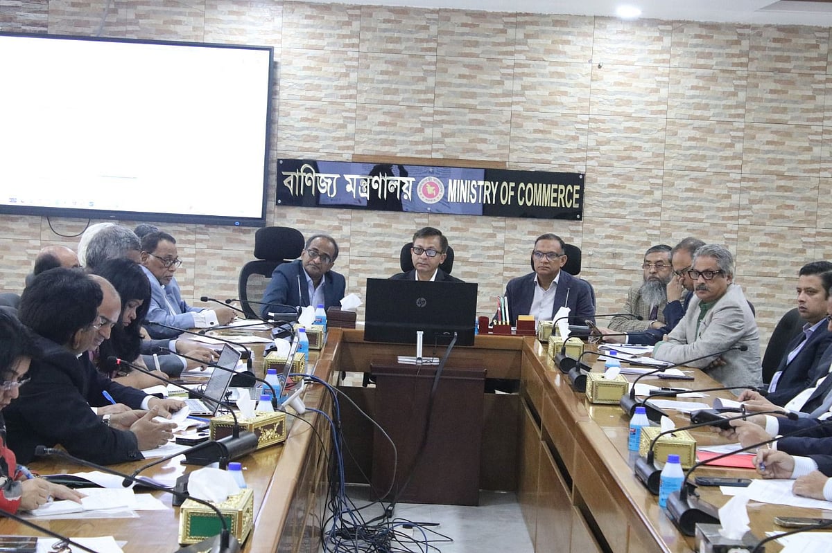 বাণিজ্যমন্ত্রী খন্দকার আবদুল মুক্তাদির, বাণিজ্য প্রতিমন্ত্রী মো. শরীফুল আলম ও বাণিজ্যসচিব মাহবুবুর রহমানের সঙ্গে এক বৈঠকে দেশের বিশিষ্ট শিল্পপতি, ব্যবসায়ী ও গবেষকেরা। আজ বুধবার ঢাকায় বাণিজ্য মন্ত্রণালয়ে