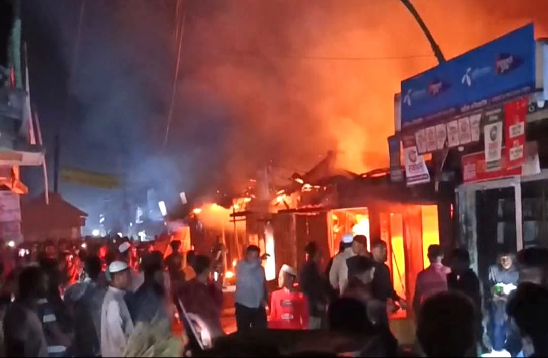 গ্যাস সিলিন্ডার বিস্ফোরিত হয়ে আগুন লাগে লক্ষ্মীপুরের চন্দ্রগঞ্জ ইউনিয়নের কামারহাট বাজারে। গতকাল রাতে তোলা