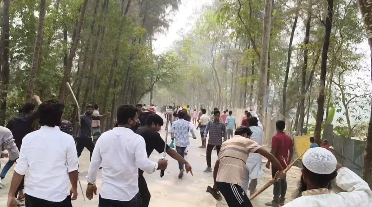 নোয়াখালীর হাতিয়ার চানন্দি ইউনিয়নের প্রকল্প বাজারে এনসিপি ও বিএনপির কর্মীদের পাল্টাপাল্টি সংঘর্ষ চলছে