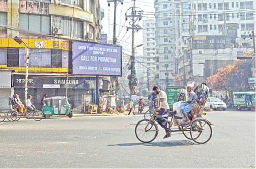চট্টগ্রাম নগরের কাজীর দেউড়ি মোড়ে বসানো বিলবোর্ড। গত রোববার সকাল ১০টায়