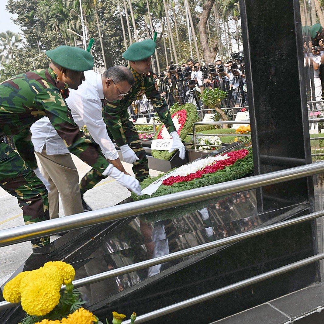 জাতীয় শহীদ সেনা দিবস উপলক্ষে আজ বুধবার সকালে প্রধানমন্ত্রী তারেক রহমান রাজধানীর বনানীর সামরিক কবরস্থানে শহীদ সেনা কর্মকর্তাদের প্রতি রাষ্ট্রীয়ভাবে শ্রদ্ধা জানান