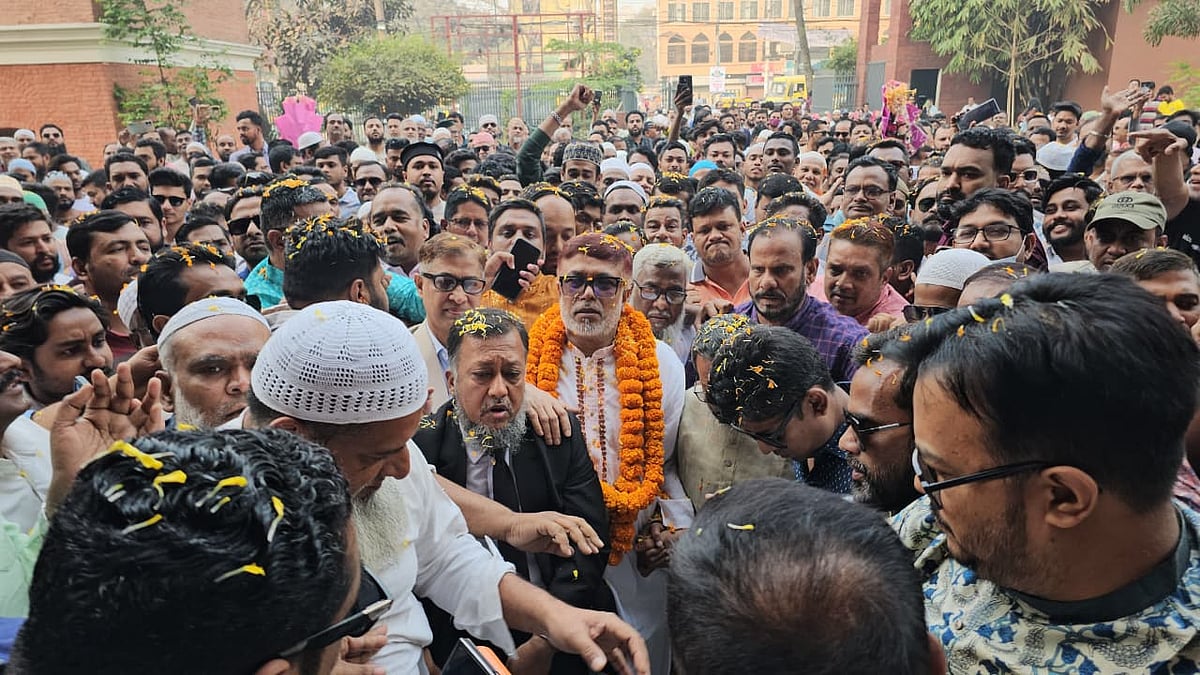 আজ বুধবার সকালে নারায়ণগঞ্জ সিটি করপোরেশনের প্রশাসকের দায়িত্ব নেন বিএনপি নেতা সাখাওয়াত হোসেন খান