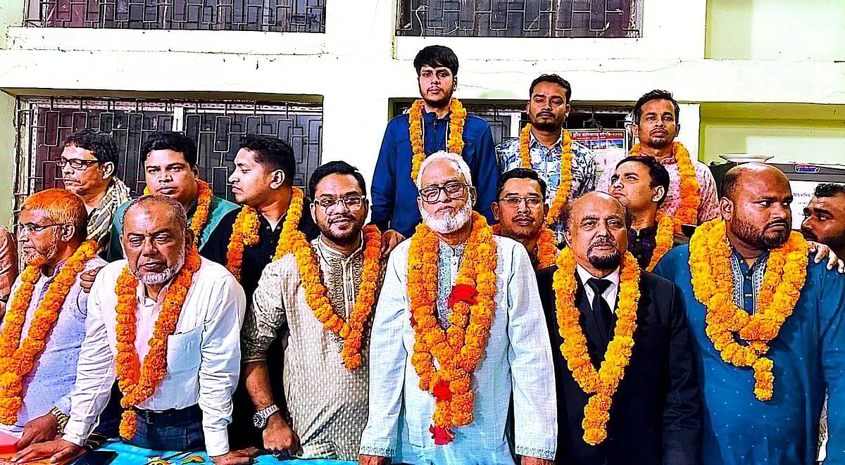 লক্ষ্মীপুর আইনজীবী সমিতির নির্বাচনে বিজয়ী প্রার্থীদের ফুলের মালা পরিয়ে শুভেচ্ছা জানানো হয়। গতকাল রাতে আইনজীবী সমিতির কার্যালয়ে