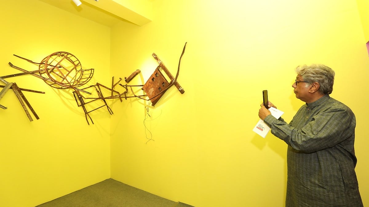 ‘আলো’ শীর্ষক প্রদর্শনী দেখতে এসেছিলেন অভিনেতা ও নির্দেশক আফজাল হোসেন