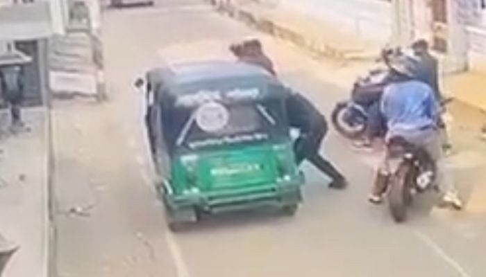 সিলেটে সিএনজিচালিত অটোরিকশা থামিয়ে ছিনতাইয়ের ঘটনার ভিডিও সামাজিক যোগাযোগমাধ্যমে ছড়িয়ে পড়েছে