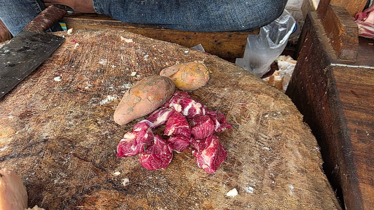 নারায়ণগঞ্জ সদর উপজেলার ধর্মগঞ্জ পাকাপুল এলাকায় ১০০ টাকার প্যাকেজে মাংস বিক্রি করেন তরুণ মাংস বিক্রেতা আল আমিন