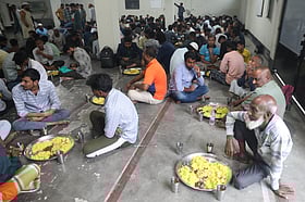 ১৯ বছরের ঐতিহ্য: বগুড়ার মসজিদে একসঙ্গে বসে হাজার মানুষের ইফতার