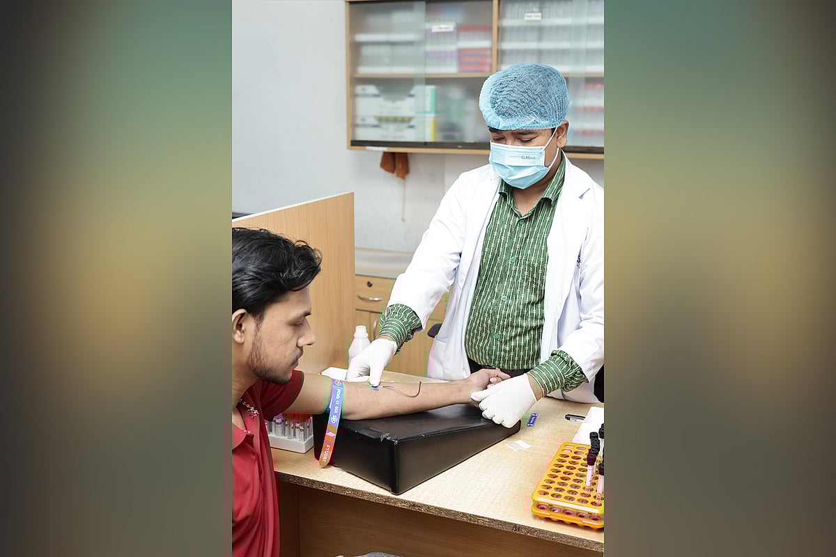 রমজানে সুস্থভাবে সংযমের জন্য স্বাস্থ্য পরীক্ষা করিয়ে নিচ্ছেন