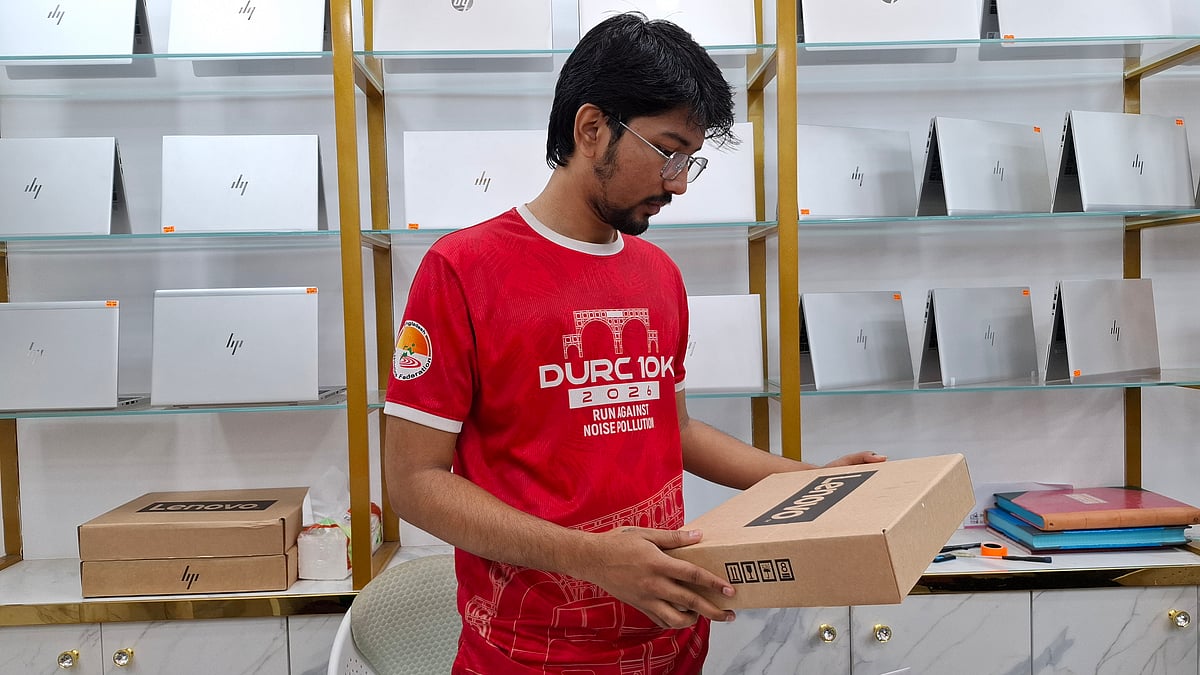 ইসিএস কম্পিউটার সিটিতে পছন্দের পণ্য কিনছেন একজন ক্রেতা